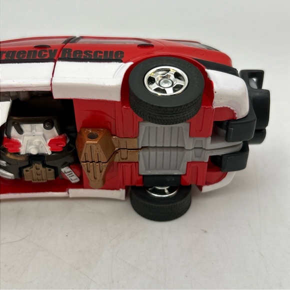 Transformers Universe Deluxe RATCHET Weapons Emergency Rescue SUV (No Weapons) - Picture 10 of 10